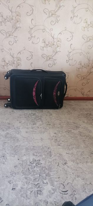Продам  чемодан.