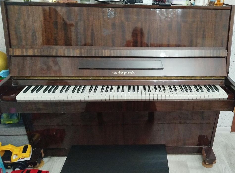 Продаётся пианино "Лирика"