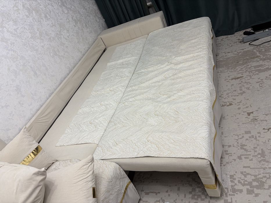 Продам диван 3метра с креслом, 6 подушек