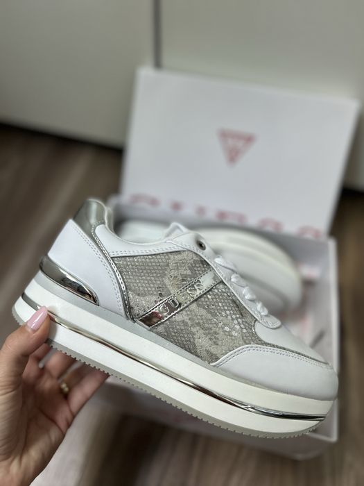 Vand adidasi Guess originali