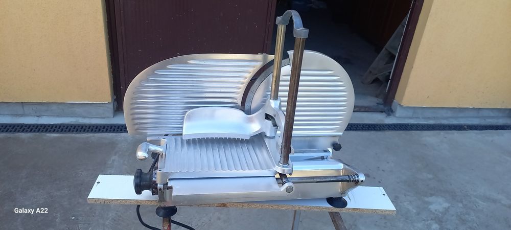 Affettatrice salame etc.elettrica 220v/380v 220/380v