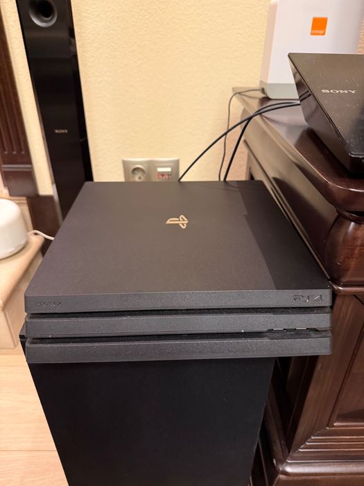 Vând PS4 Pro 1tb