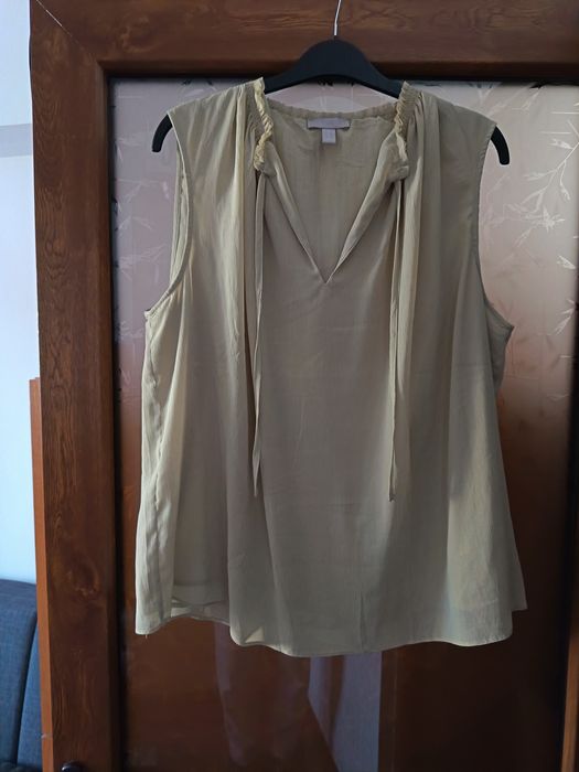 Top mărimea 42 de la H&M. Este nou.