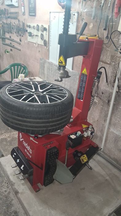 Vulcanizare auto cu sudură jante de aliaj.