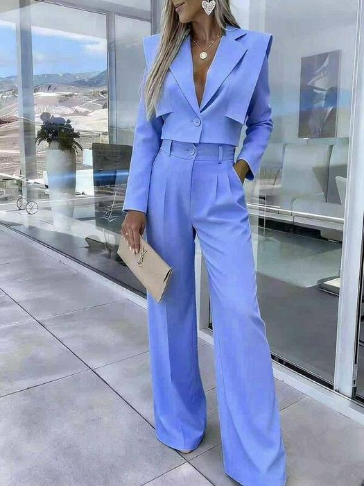 Елегантен дамски костюм