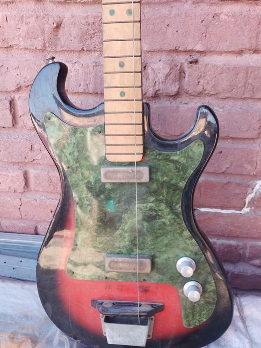 Отдам даром басс гитару