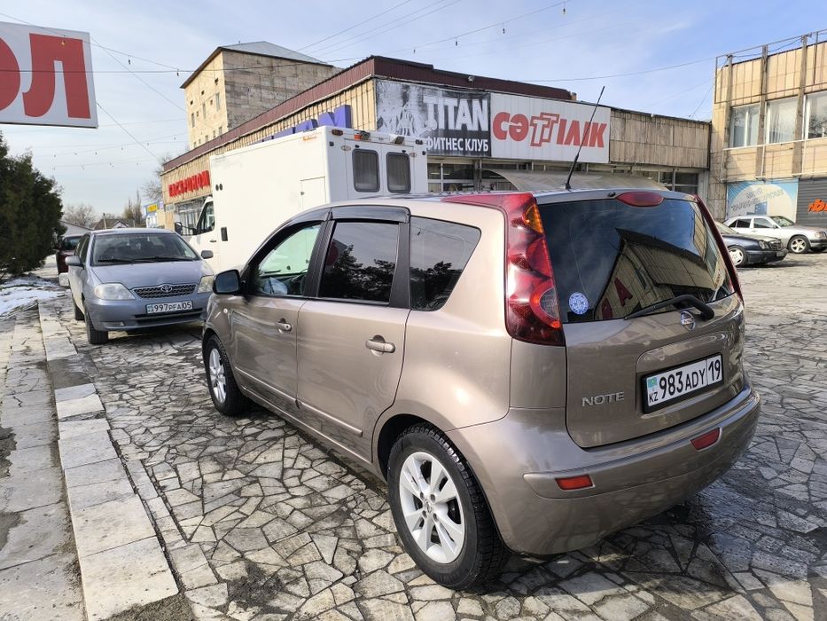 Nissan Note 2010 автомат