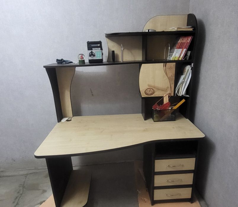 Продам компьютерный стол