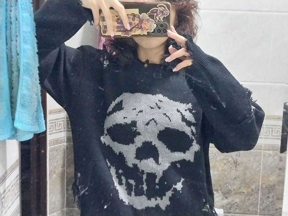 Свитер с принтом черепа