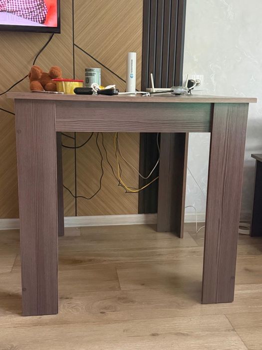 Продам стол с 4 табуретками