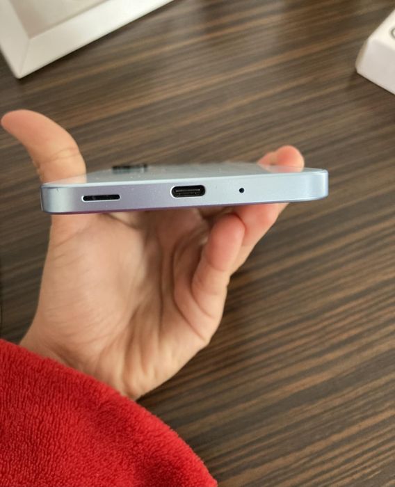 Samsung A17- light blue (150 €)