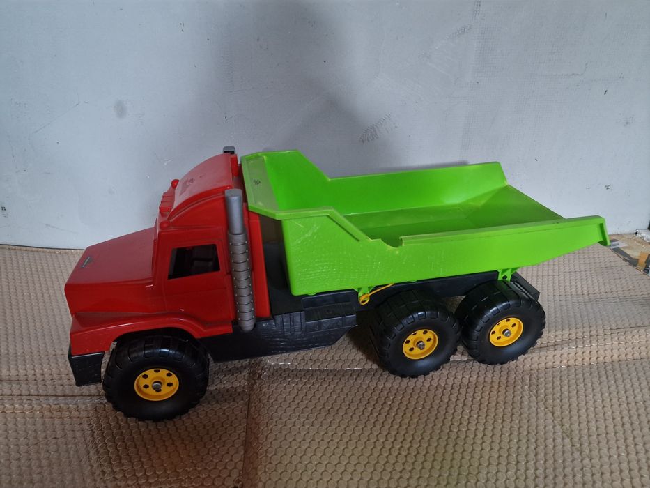 Camion de jucarie cu bena basculabila