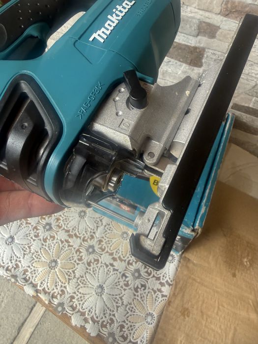 Акумулаторният прободен трион (зеге) Makita