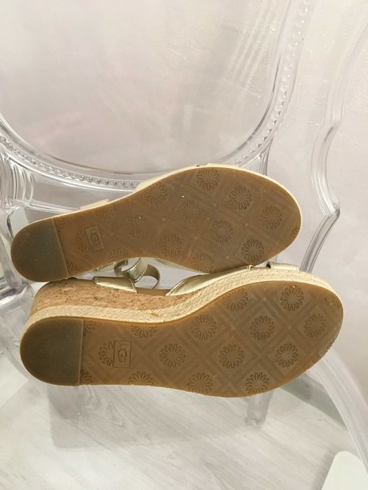UGG сандали в златисто 39