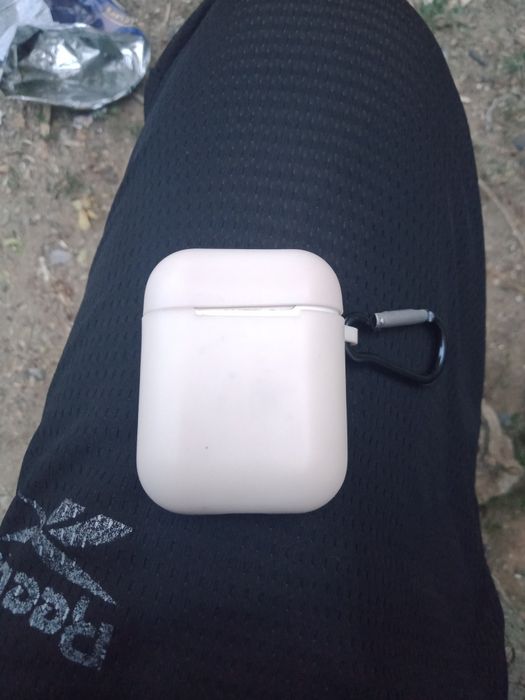 Airpods продаются оригинал +чехол