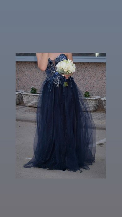 Синя бална рокля