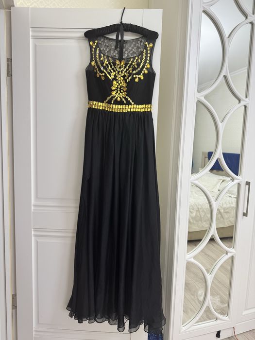 Продаю дизаинерское платье, со стразами