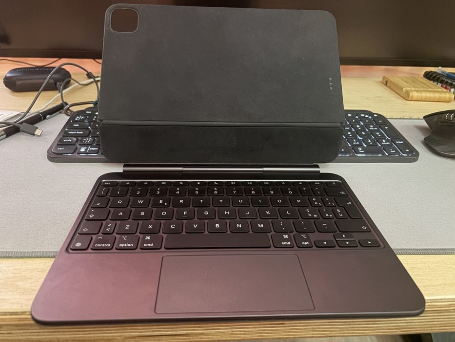 Tastatura QWERTY iPad Pro M4/M5 11” Apple Magic Keyboard