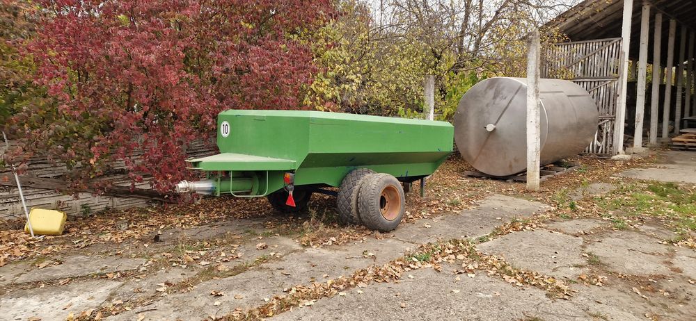 Remorcă recoltare struguri cu șnec pompă 4.000 kg