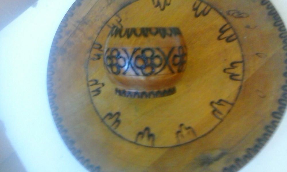 дървено плато и чаша