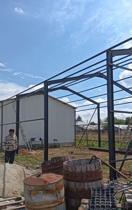 Vand hală metalică de pe stoc 8 m lățime 20 lungime 4 m la strajină tot cu montaj la super preț facem și alte mărimi lucrăm fără avans