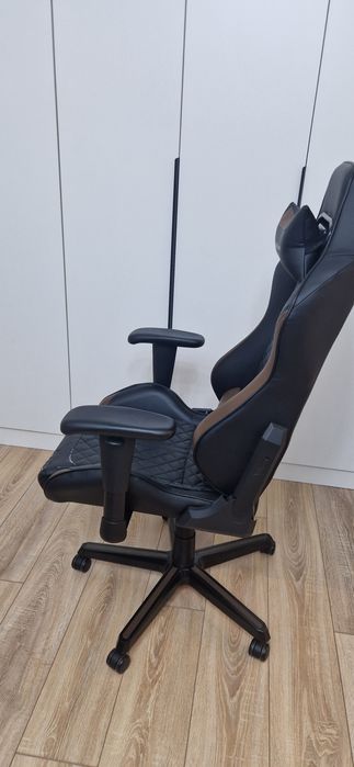 Игровое кресло DXRacer