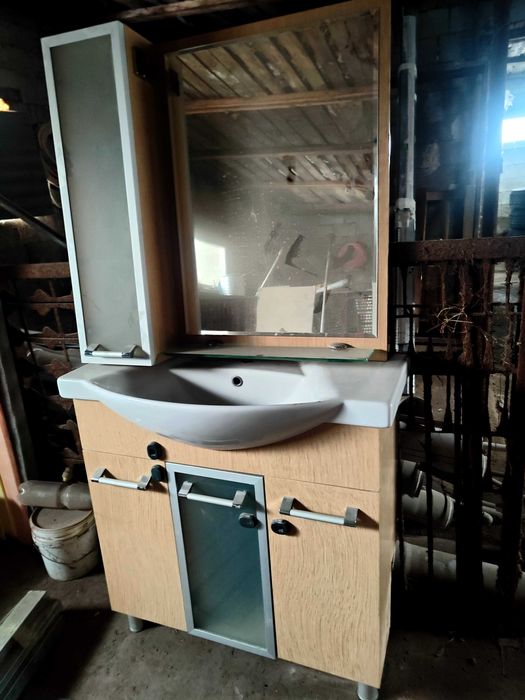 Тубма с раковиной и зеркалом для ванной