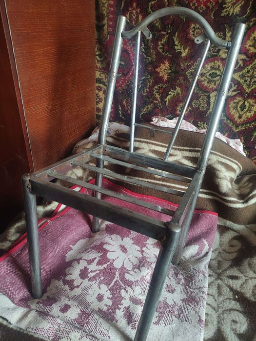 Прочный железный стул