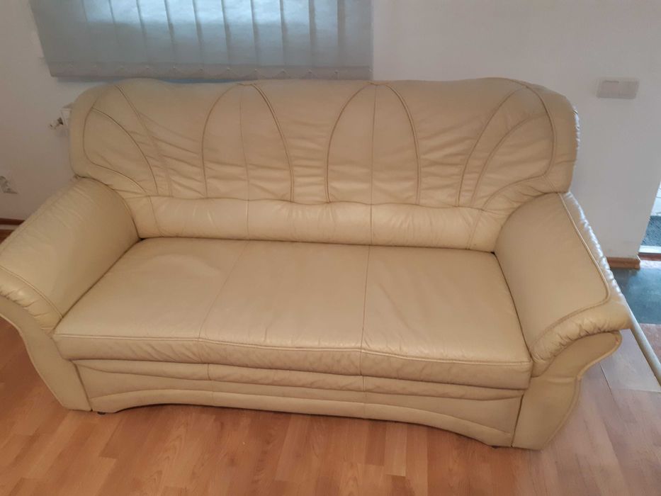 Set canapea extensibila si doua fotolii din piele crem