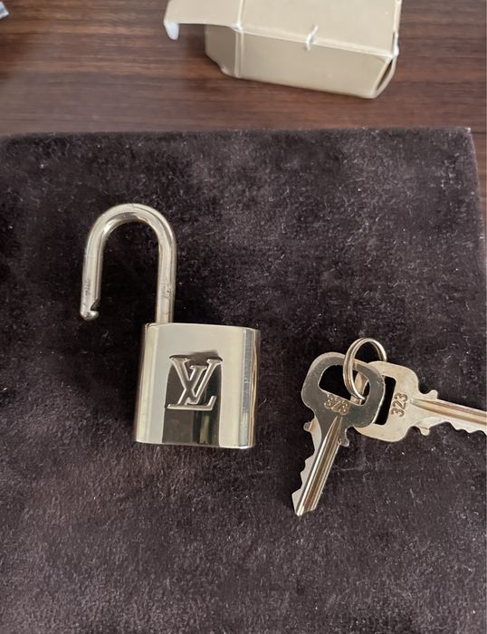 Lacat/ Breloc Louis Vuitton original culoare auriu nr 323
