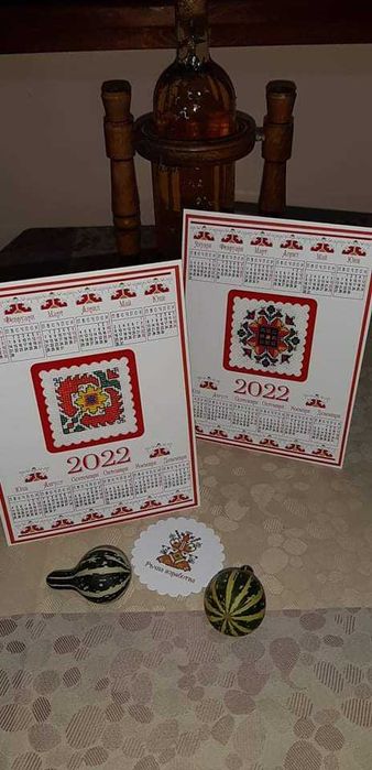 Налични настолни календари с ръчно бродирана шевица