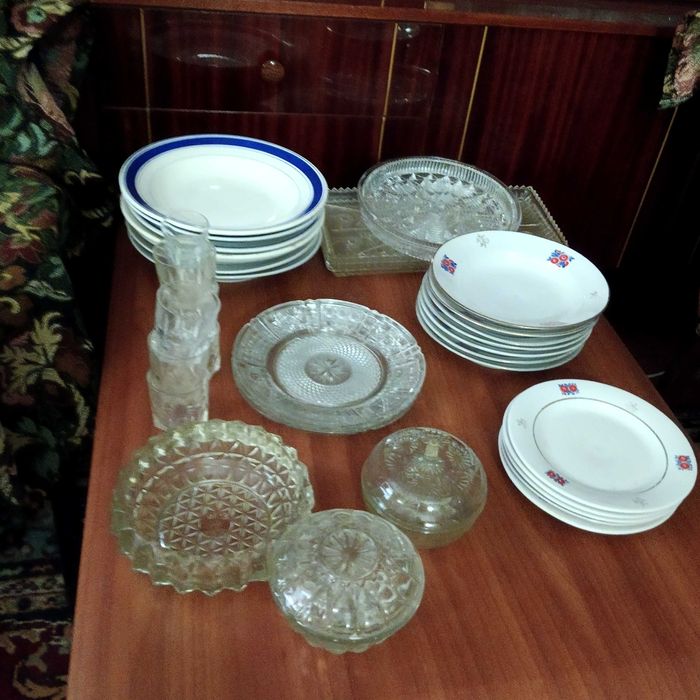 Тарелки, вилки, ложки