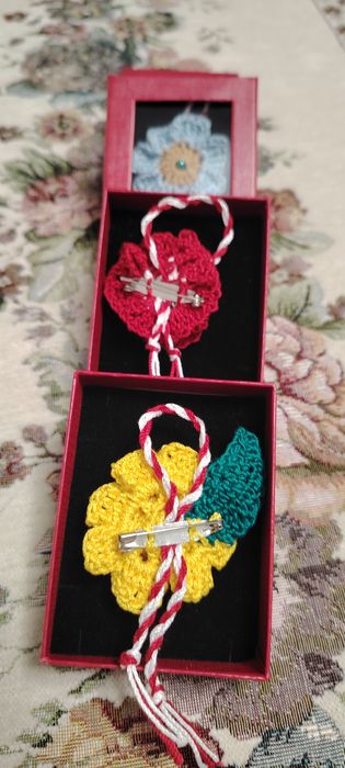Broșă mărțișor croșetat