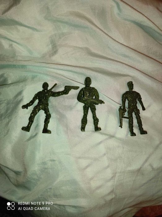 продам детские солдатики и машинку на батарейках импортные