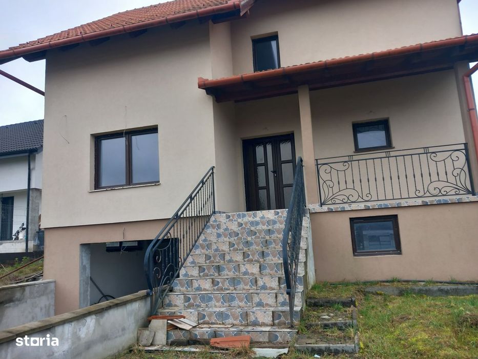 Casa S+P+M,cu garaj,cu pivniță, 6 cam,teren 520 mp,Corunca
