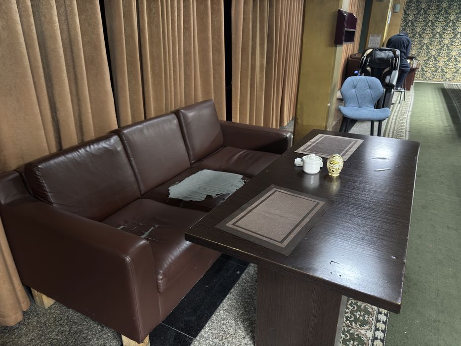 Диваны и стол кожанные