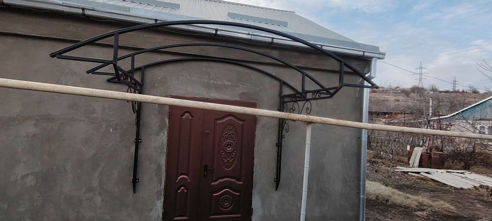 Металлический из профиля навес над входом | 3 м | Прочный