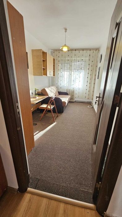 Apartament 3 camere decomandat de închiriat Podu Roș