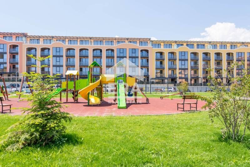 Тристаен апартамент за продажба, с голяма дневна и морска панорама, в