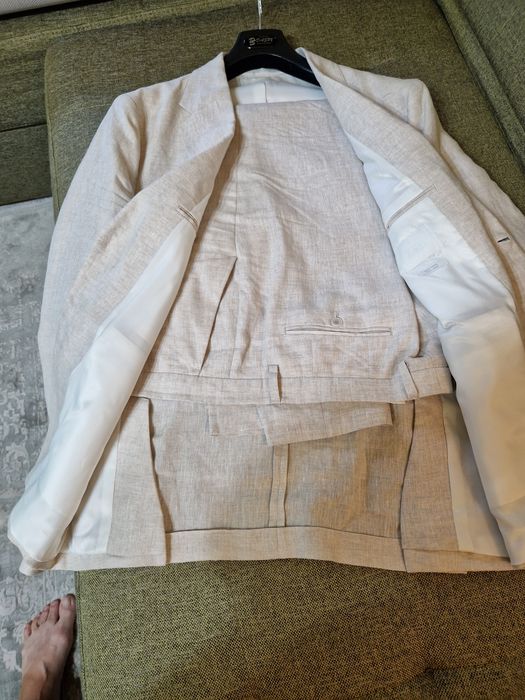 Vând costum Zara,  in nou fără eticheta!