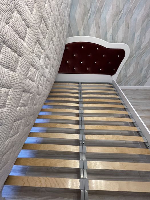 Кровать с матрасом в хорошем состоянии