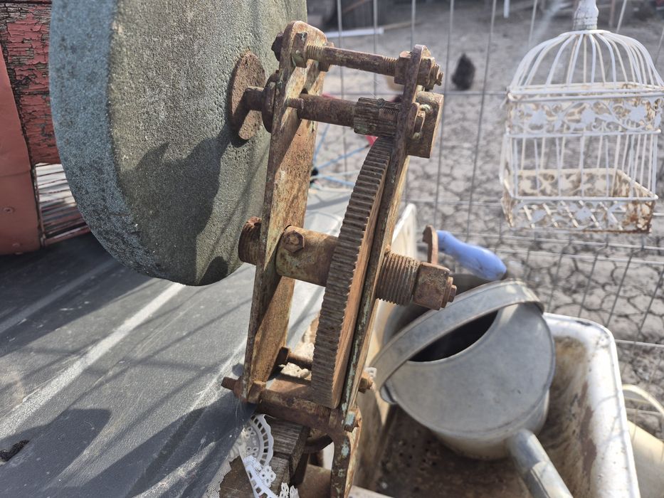 Polizor manual vechi cu pinioane