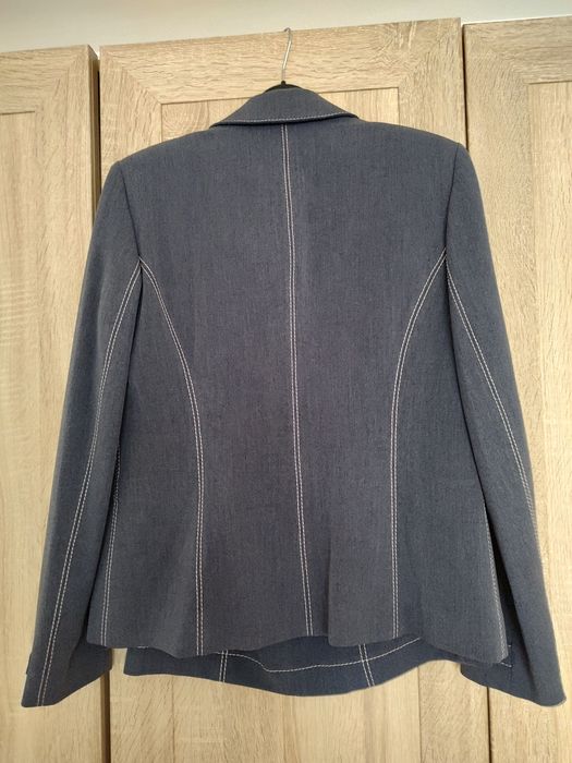 Vând costum elegant damă, cu două piese, sacou și fustă, nou, nepurtat, cu etichetă
