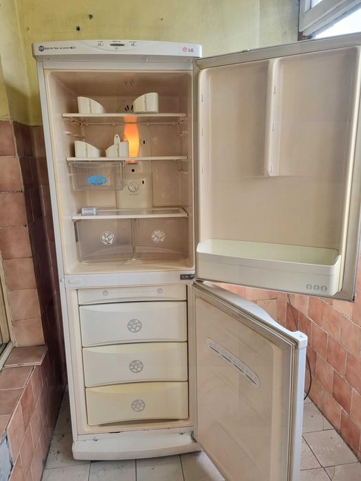 Продавам хладилник LG