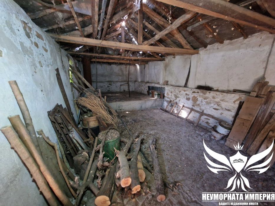 Продавам къща с постройки 250РЗП с 980кв. двор с.Динево