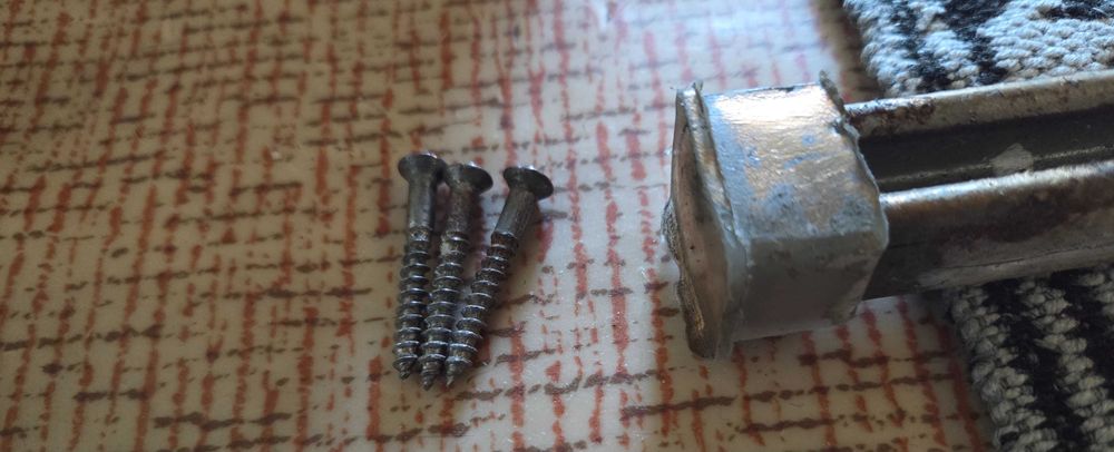 Железен корниз с винтове за мониране