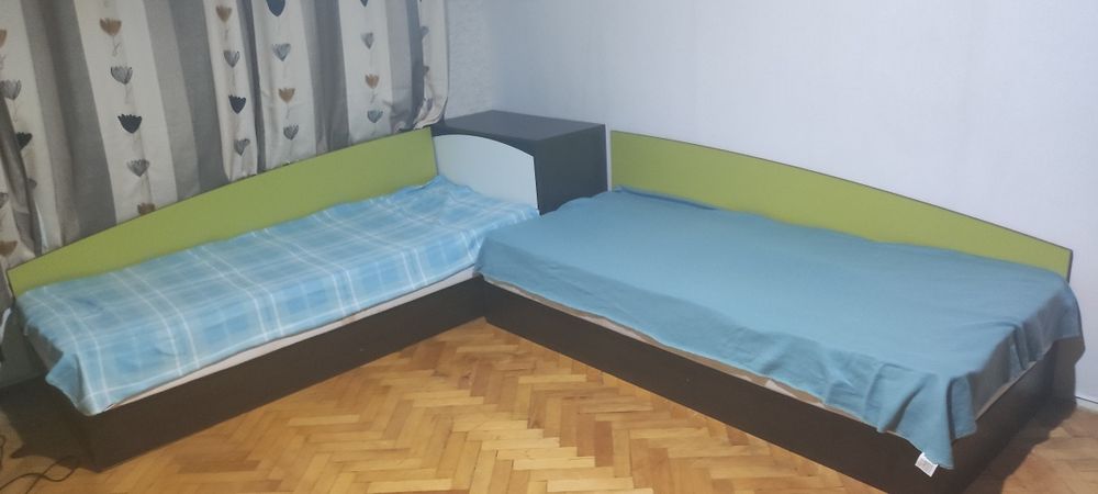 Комплект от ъглови легла, гардероб и бюро със секция.