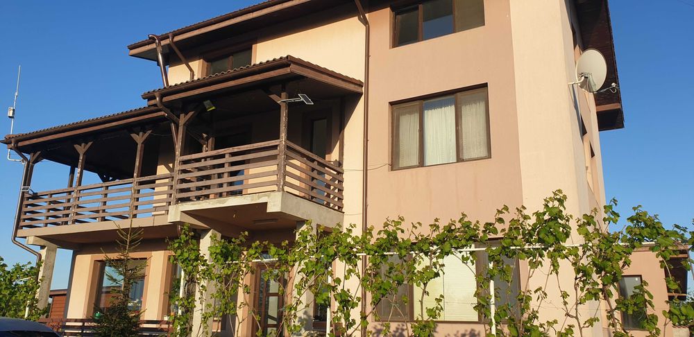 Casa/vila curte mare pe malul lacului