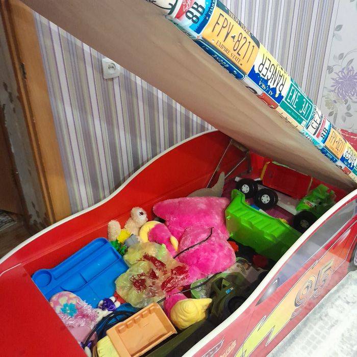 Кровать отдам срочно.