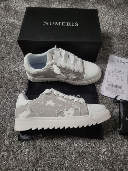 Numeris grey and white